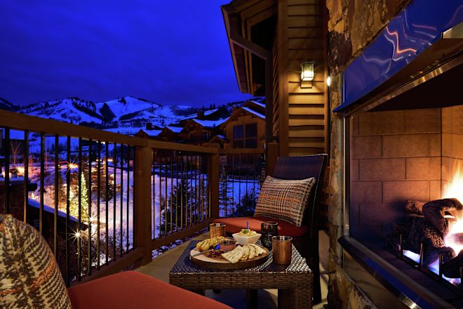 Zonă de balcon cu scaune și șemineu