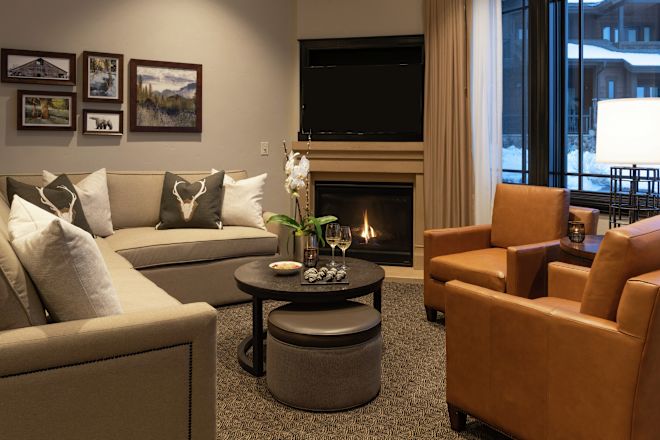 Zonă de lounge cu scaune confortabile