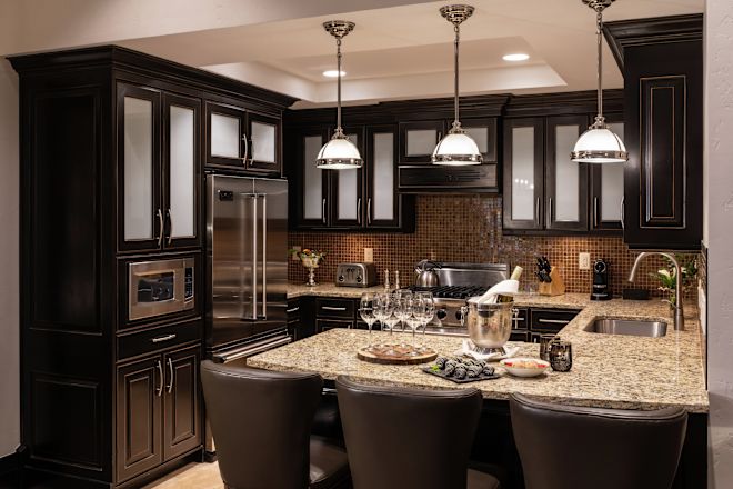 Zonă de bucătărie cu scaune