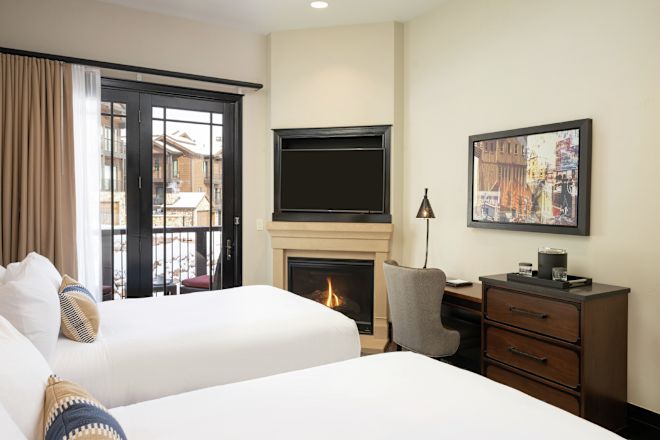 2 paturi în cameră cu televizor