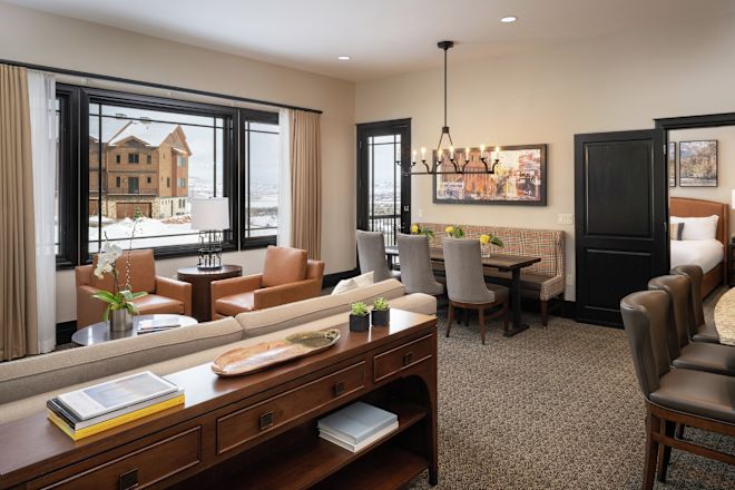 Zonă de lounge cu scaune confortabile