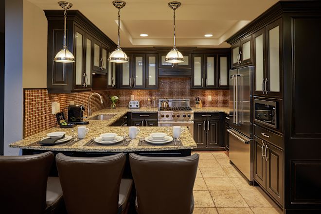 Zonă de bucătărie cu veselă și scaune