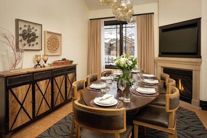 Zonă de luat masa cu televizor