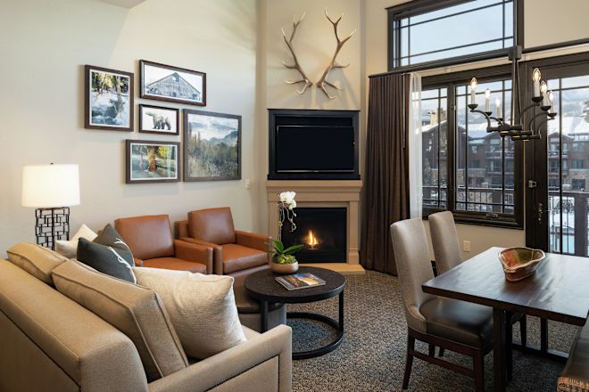 Zonă de lounge cu televizor și masă