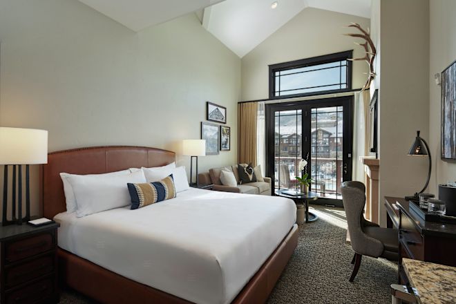 Pat în cameră cu birou de lucru