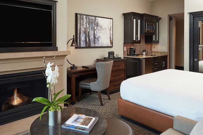 Dormiți în cameră cu televizor și birou