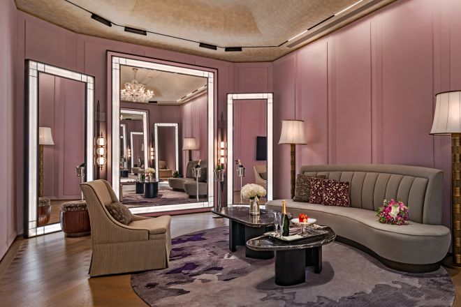 ブライダルルームのソファと椅子