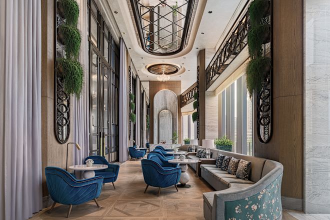 ソファと青い椅子を備えたミーティングエリア