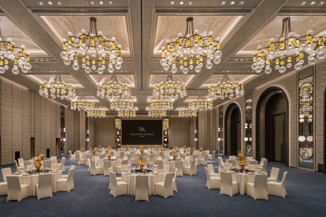 宴会場のウェディングテーブル