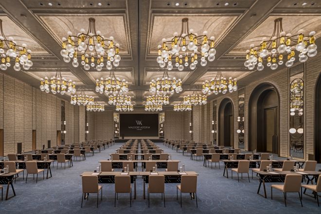 長いテーブルを備えた宴会場での会議