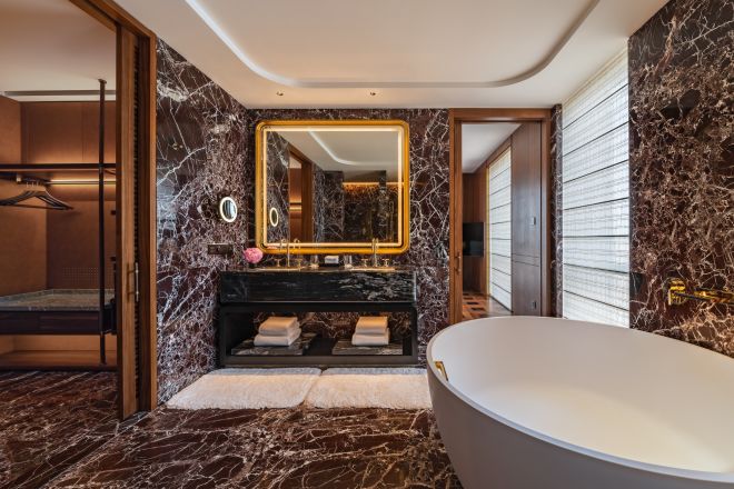 1ベッドルームスイートのバスルームのバスタブとシンク