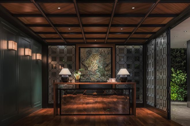 スパの入り口とフロントデスク