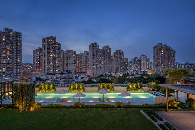 屋外プール（夜間）