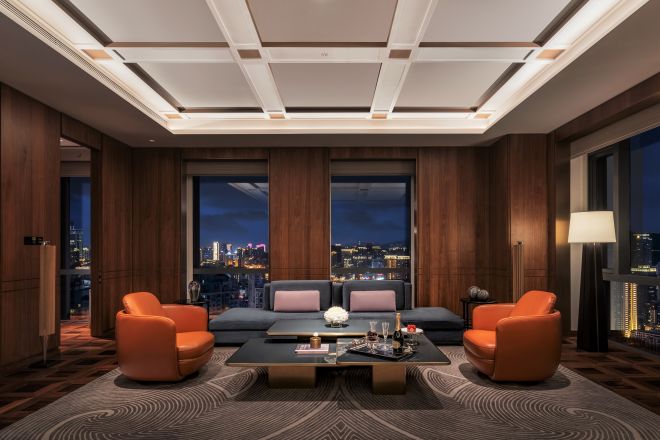 ソファと椅子を備えた2ベッドルームスイートのリビングエリア