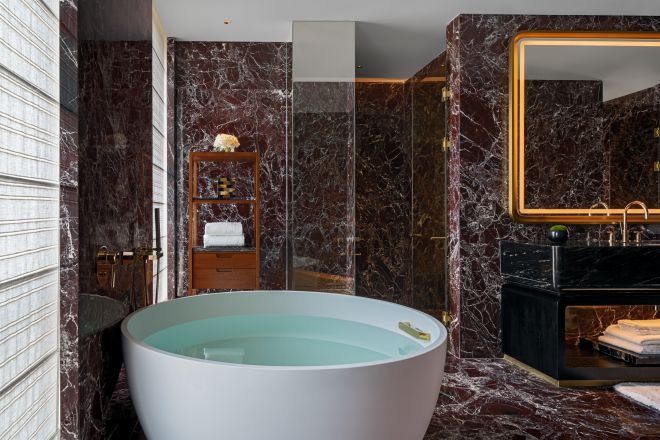 バスタブを備えたグランドルームのバスルーム