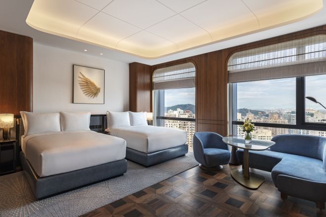 クイーンデラックスルーム2台とリビングエリアを備えたシティビューの客室