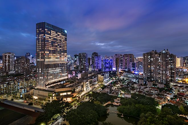 夜のホテル外観のパノラマビュー