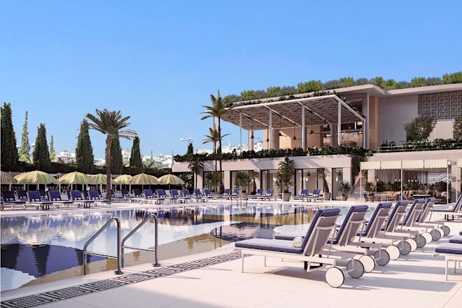 Swimmingpool mit mehreren Liegestühlen und Palmen