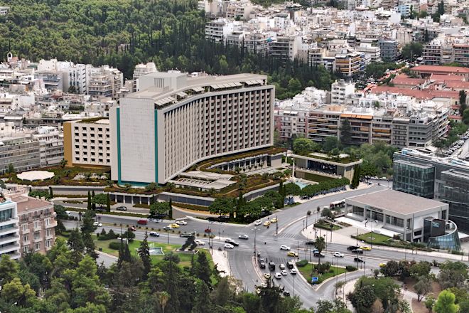 Außenaufnahme des Hilton Conrad Hotel, umgeben von Gebäuden