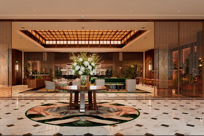 Вестибюль украшен большим букетом цветов