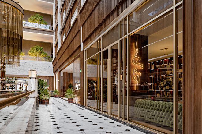 Элегантный вестибюль с декоративными растениями и естественным освещением