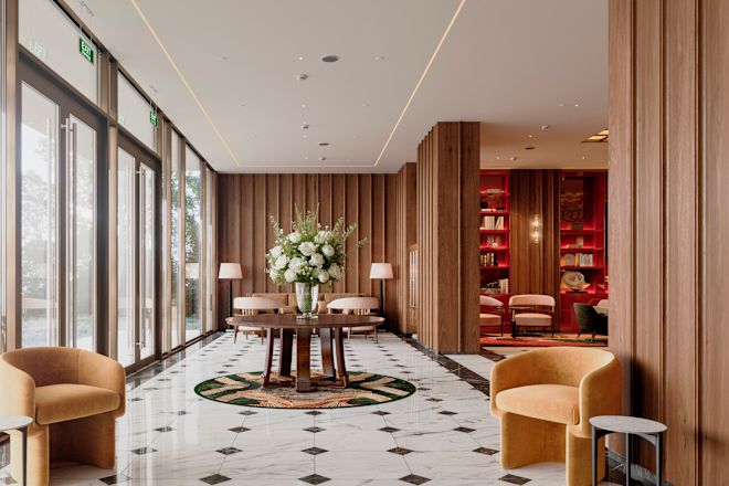 Зона отдыха в вестибюле с цветами и естественным освещением