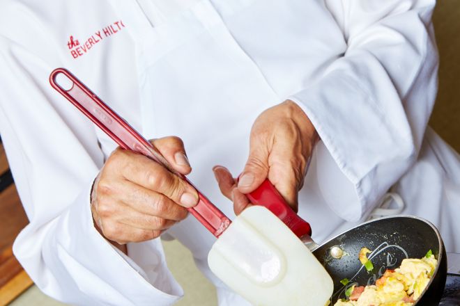 Chef addetto alla prima colazione che prepara un'omelette