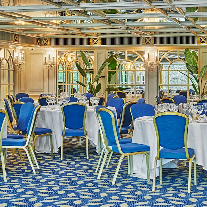 Espacio para reuniones, mesas para banquetes