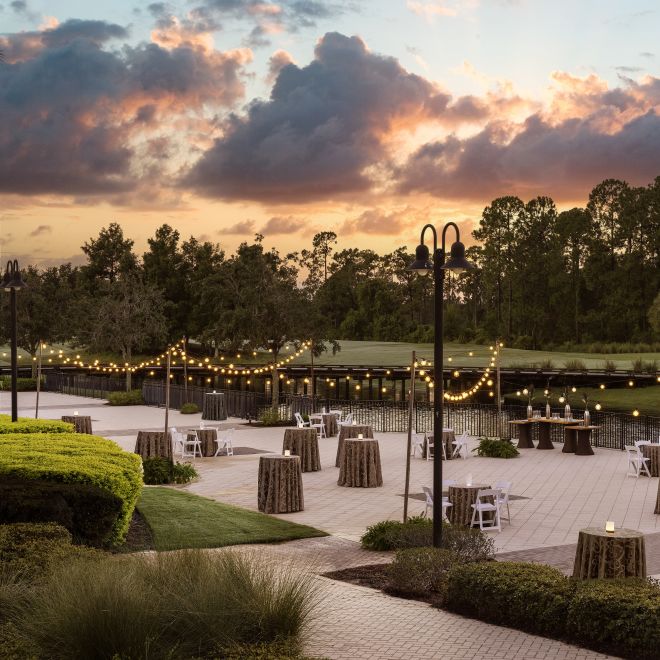 Penyiapan meja eksterior saat matahari terbenam