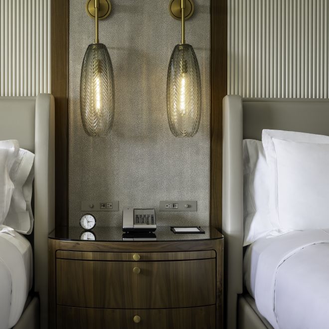 Detail Kamar Tidur, bantal, dan meja tidur