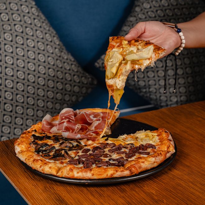 Femeie cu pizza la restaurantul Maratea