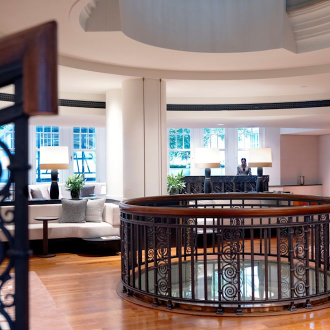 scala della lobby, reception, personale dell'hotel