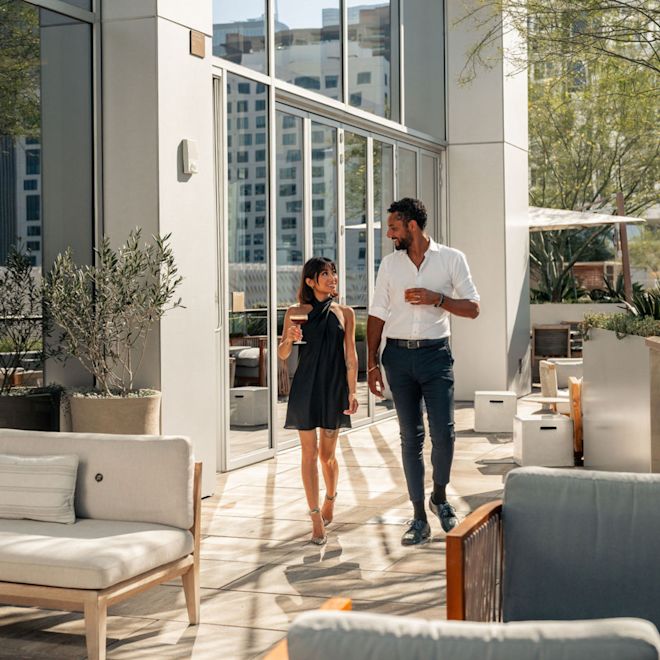 Casal caminhando no terraço ao ar livre