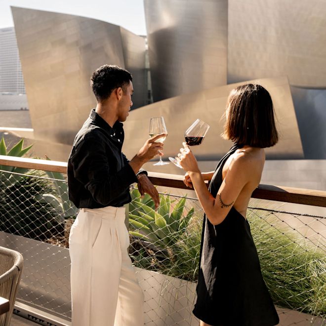 Hóspedes apreciando bebidas no terraço ao ar livre