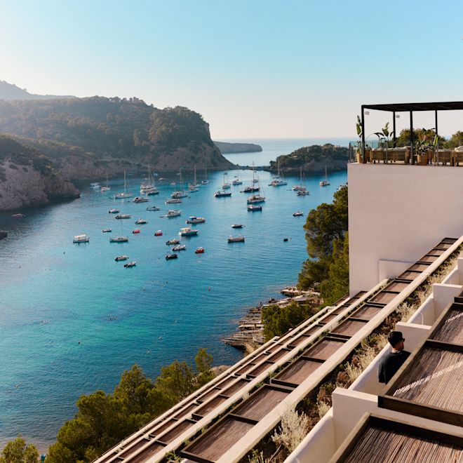 Blick auf die Bucht vom Hotel aus, mit Booten um das Wasser