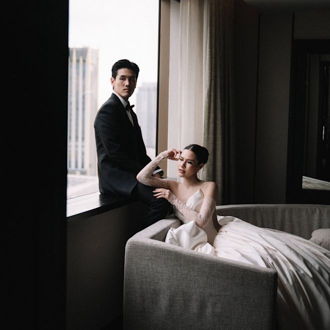 新郎新婦と客室 新郎新婦はソファに座っています。