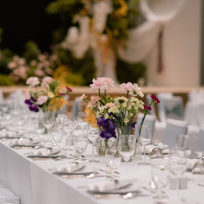 お花と白いリネンをあしらったウェディングテーブル