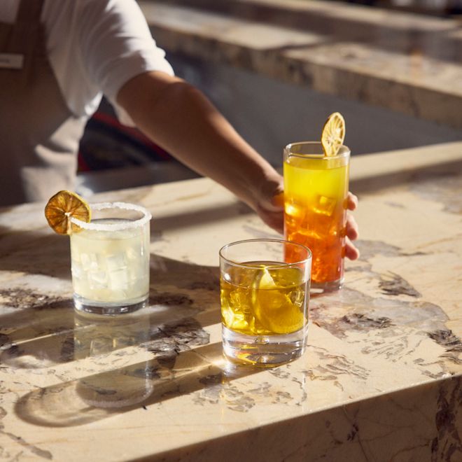 團隊成員在大堂酒吧準備三杯飲品的特寫