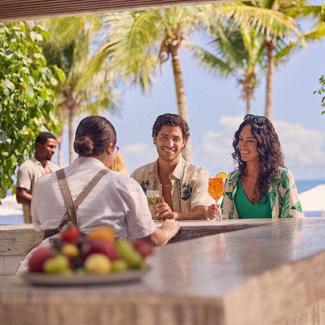 一位男士及一位女士在酒店池畔酒吧享用飲品