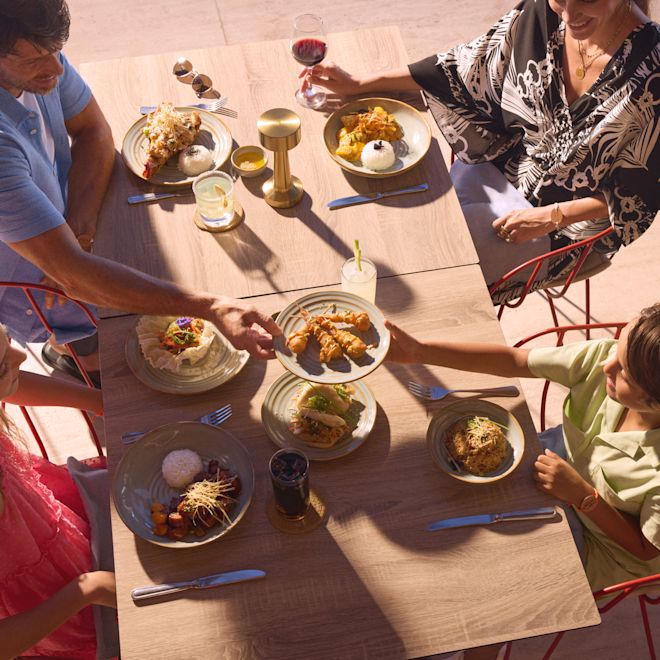 Mutter, Vater, Tochter und Sohn beim Abendessen