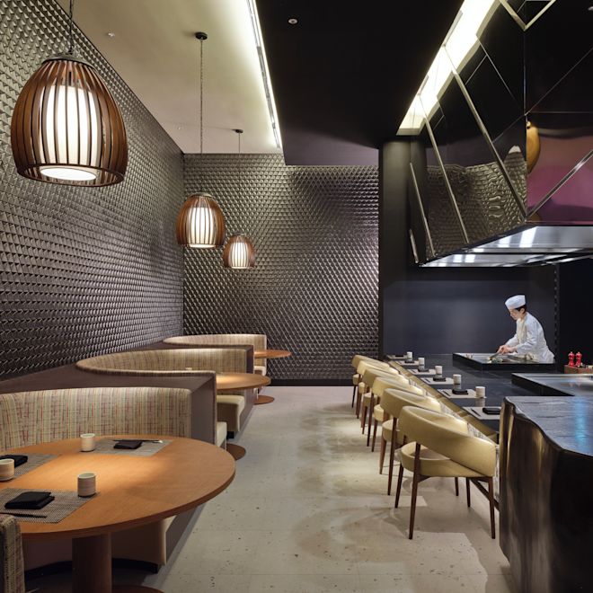 منطقة جلوس ميناجي مع طاهي خلف طاولة تحضير الطعام