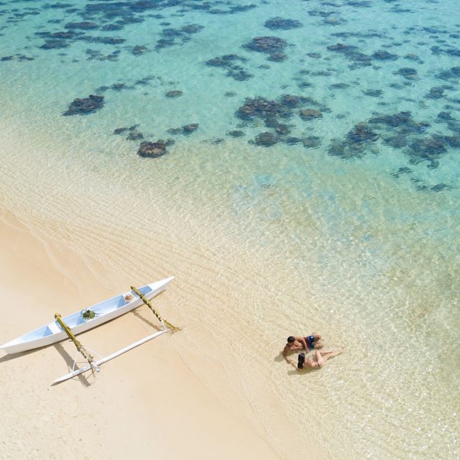 ビーチで過ごすカップル