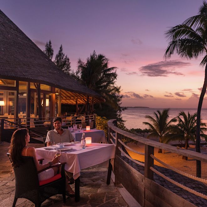 レストラン・テラスの夕暮れ時のカップル・ダイニング