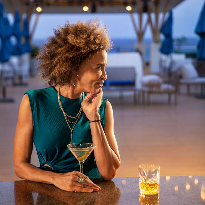 Une femme prenant un verre au Chala Sky Bar.