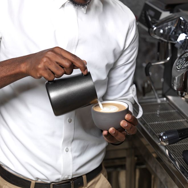 ロビー・カフェのチームメンバーがお飲み物を注ぐ