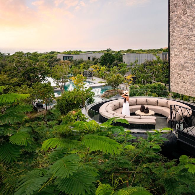 Mujer en área de estar al aire libre disfrutando de la vista
