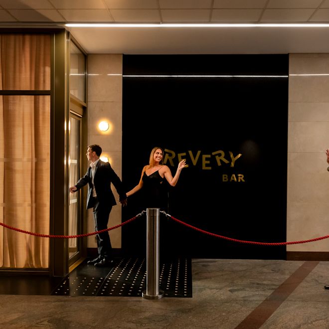 Pareja caminando hasta el bar Revery