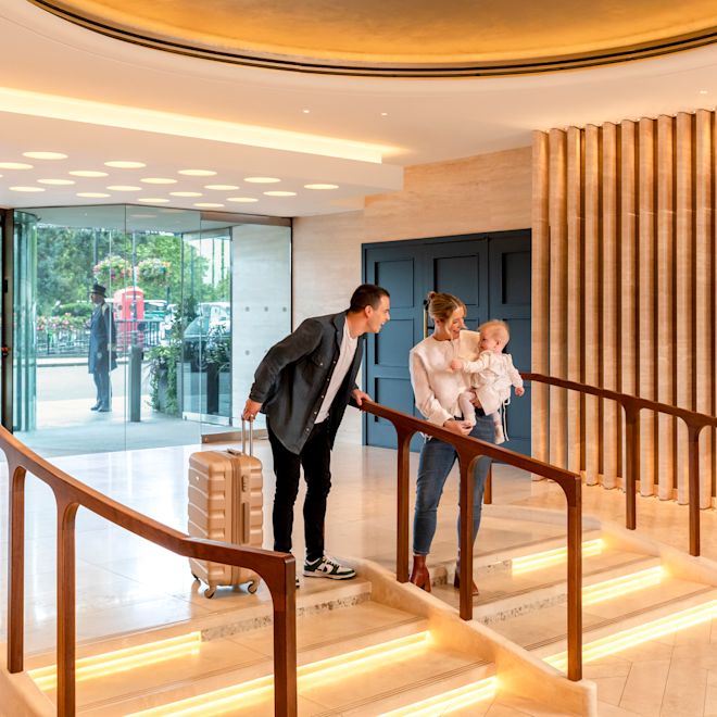 Pareja con un bebé llegando al hotel