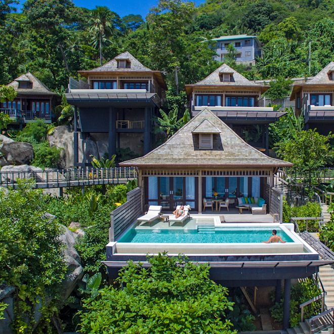 Kolam Renang Vila dengan Pemandangan Eksterior