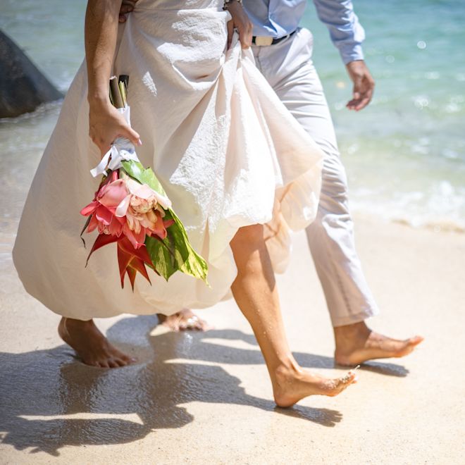 Cặp đôi tận hưởng chuyến đi dạo trên bãi biển